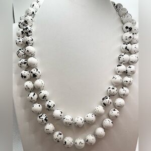 VINTAGE BLACK WHITE SPLASH PATTTERN BEAD STRAND 80’S STYLE NECKLACE